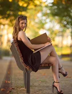 usha 22 year female call girls in Agra